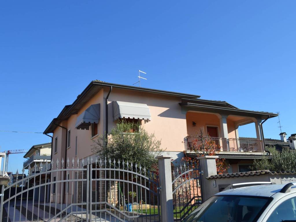 casa indipendente in vendita a Villafranca di Verona