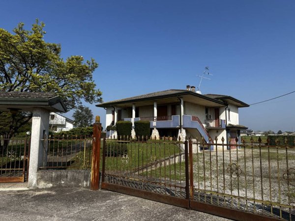 casa indipendente in vendita a Villafranca di Verona in zona Alpo