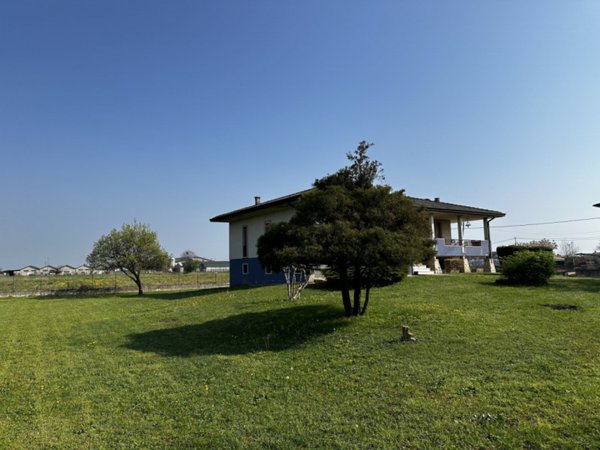 casa indipendente in vendita a Villafranca di Verona in zona Alpo