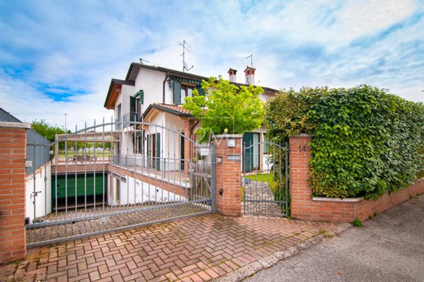 casa indipendente in vendita a Villafranca di Verona
