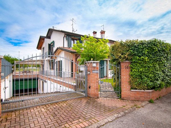 casa indipendente in vendita a Villafranca di Verona