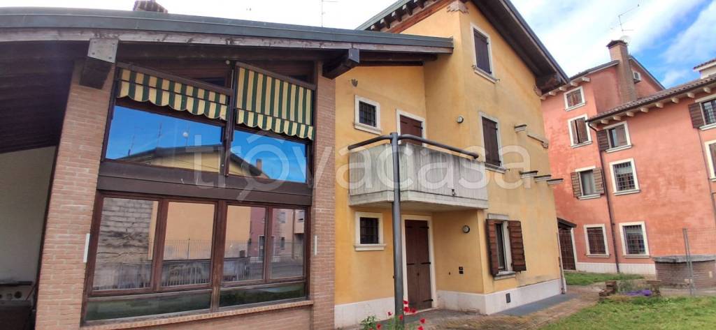 casa indipendente in vendita a Villafranca di Verona in zona Rosegaferro
