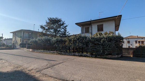 casa indipendente in vendita a Villafranca di Verona