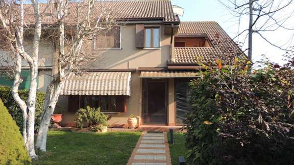casa indipendente in vendita a Villafranca di Verona