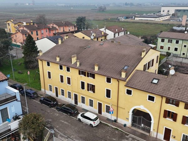 appartamento in vendita a Villafranca di Verona in zona Caluri