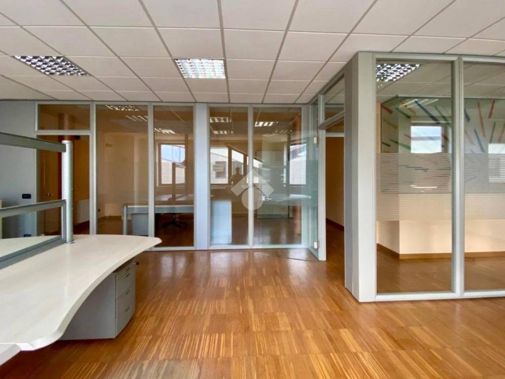 ufficio in vendita a Villafranca di Verona in zona Dossobuono