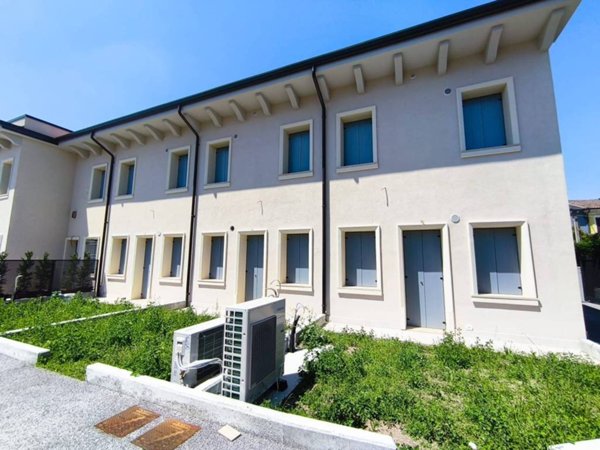 casa indipendente in vendita a Villafranca di Verona