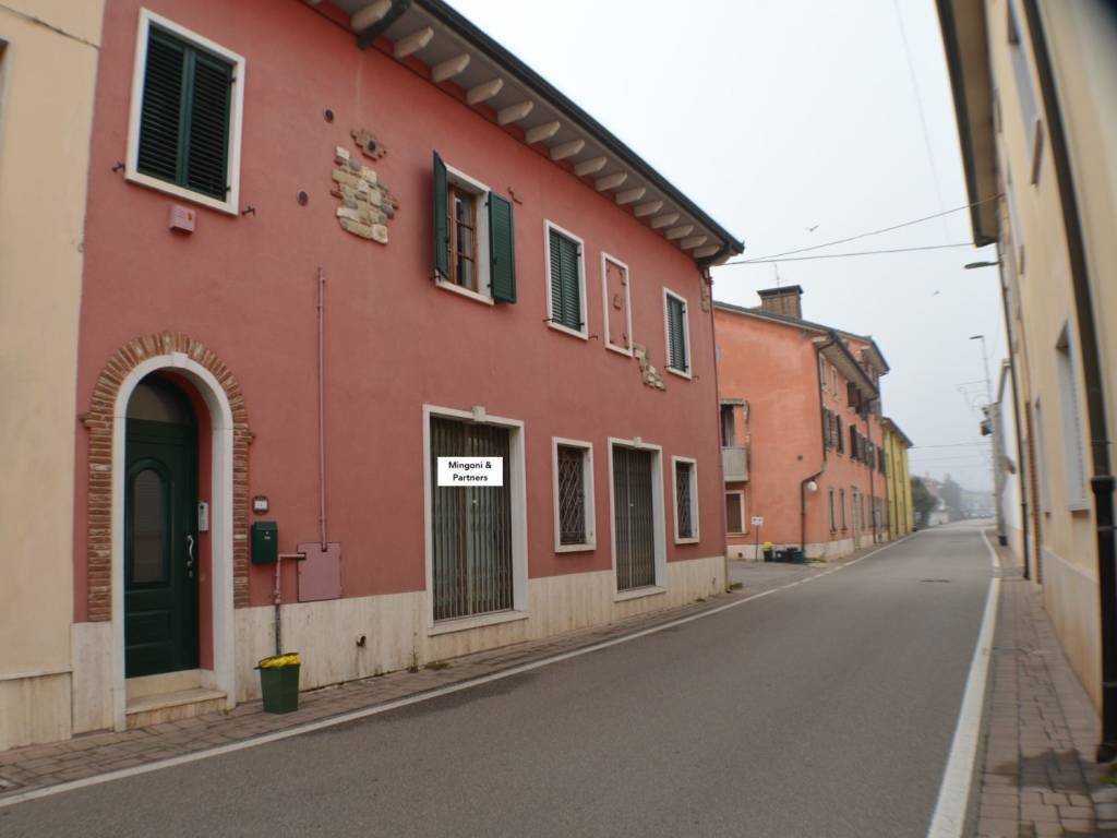 appartamento in vendita a Villafranca di Verona in zona Rosegaferro