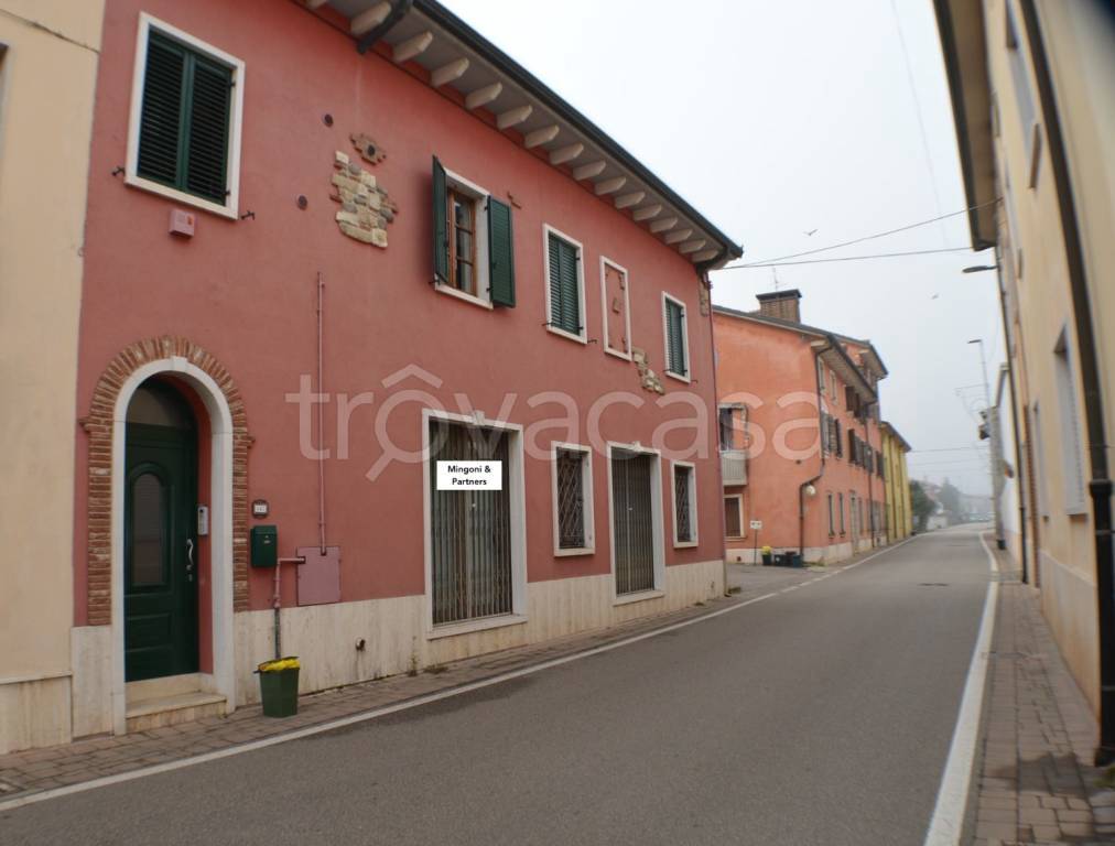 appartamento in vendita a Villafranca di Verona in zona Rosegaferro