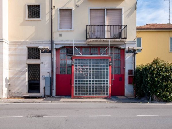 negozio in vendita a Villafranca di Verona