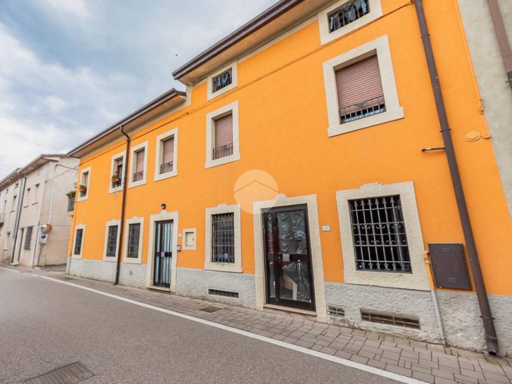 appartamento in vendita a Villafranca di Verona in zona Rosegaferro
