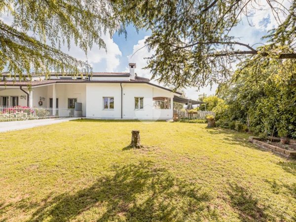 casa indipendente in vendita a Villafranca di Verona