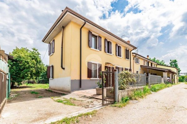 casa indipendente in vendita a Villafranca di Verona