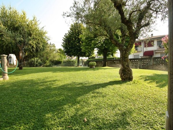 casa indipendente in vendita a Villafranca di Verona in zona Caluri