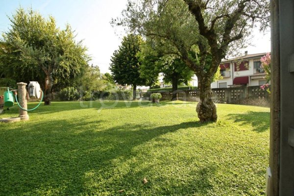 casa indipendente in vendita a Villafranca di Verona in zona Caluri