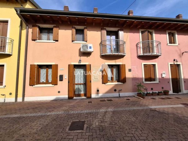 casa indipendente in vendita a Villafranca di Verona in zona Quaderni