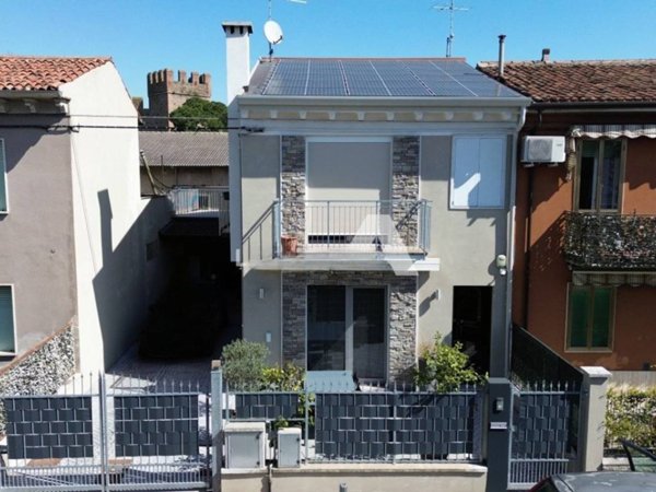 casa indipendente in vendita a Villafranca di Verona