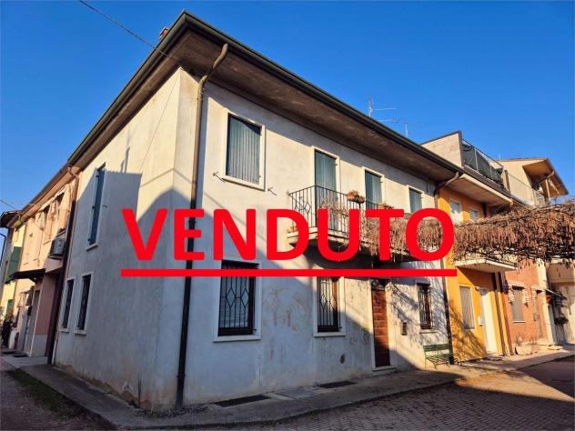 casa indipendente in vendita a Villafranca di Verona in zona Dossobuono