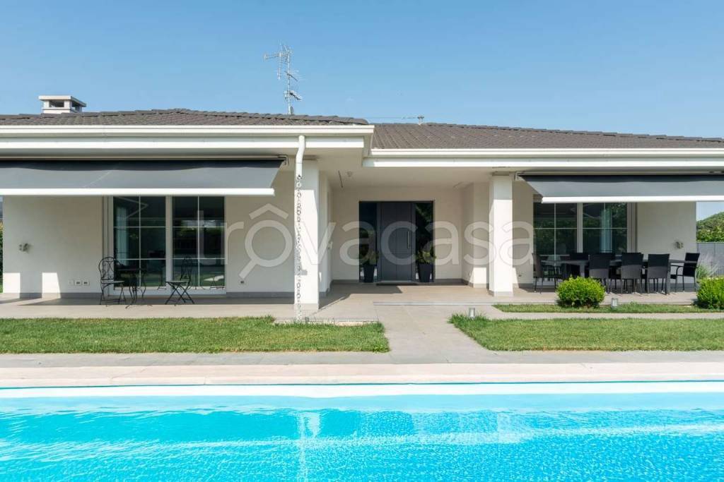 casa indipendente in vendita a Villafranca di Verona