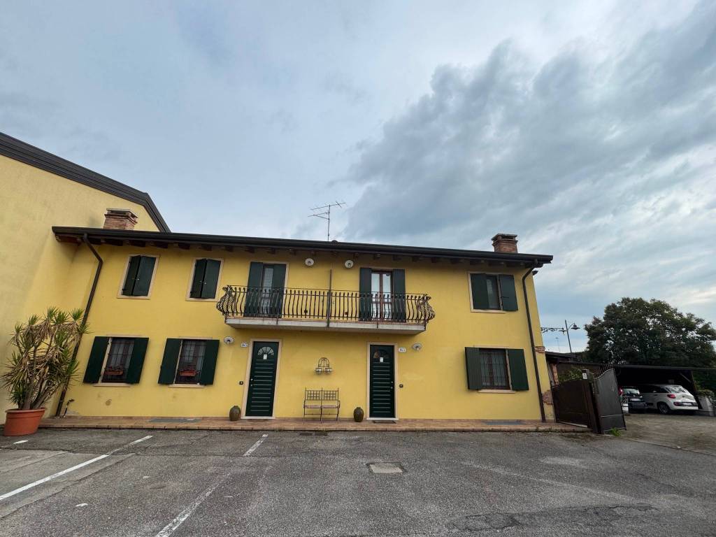 casa indipendente in vendita a Villafranca di Verona in zona Dossobuono