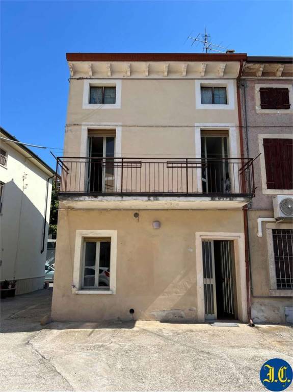 appartamento in vendita a Villafranca di Verona in zona Quaderni