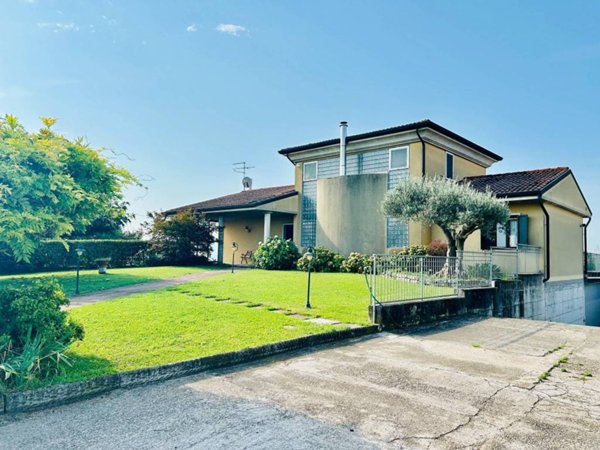 casa indipendente in vendita a Villafranca di Verona