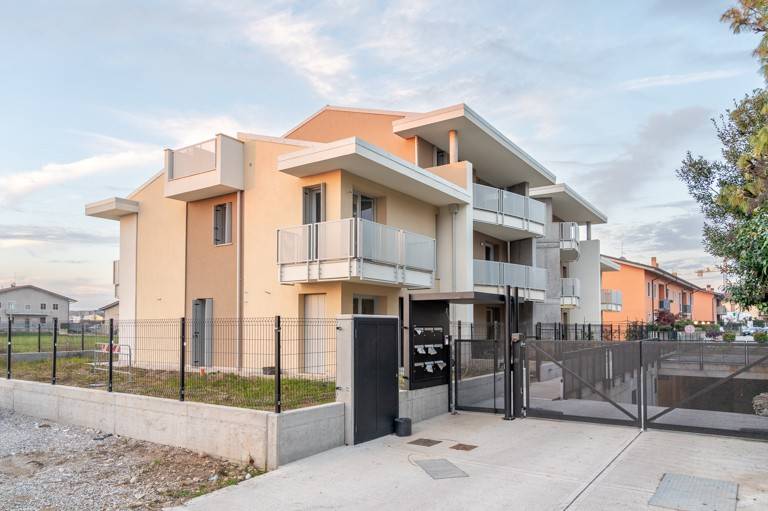 casa indipendente in vendita a Villafranca di Verona