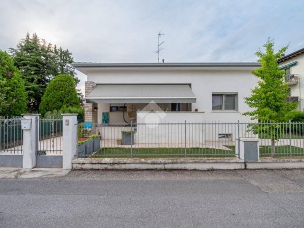 casa indipendente in vendita a Villafranca di Verona