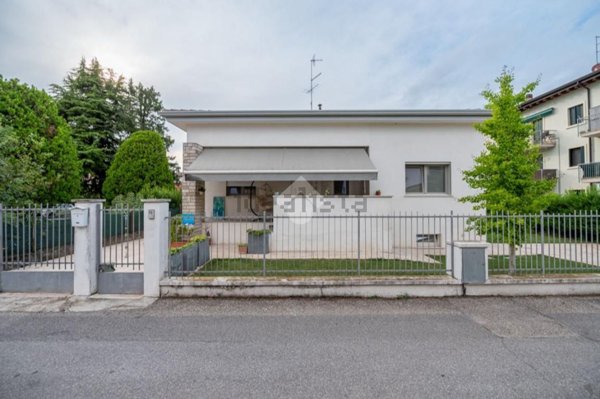casa indipendente in vendita a Villafranca di Verona