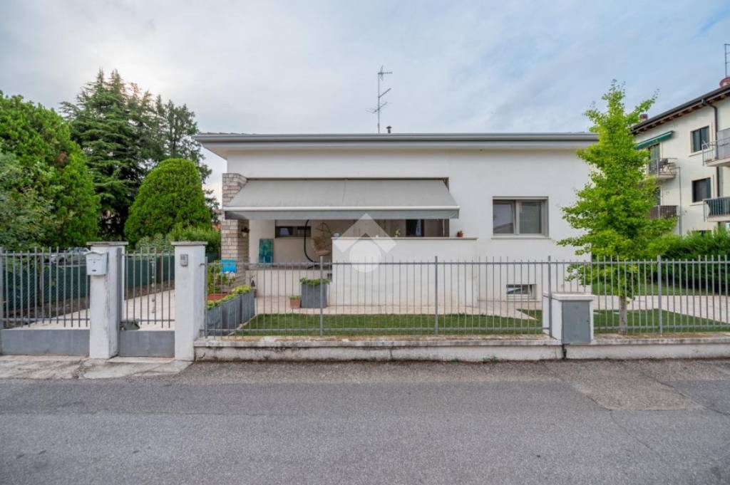 casa indipendente in vendita a Villafranca di Verona