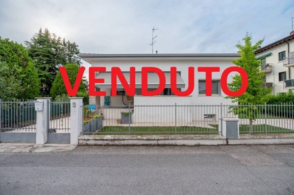 casa indipendente in vendita a Villafranca di Verona