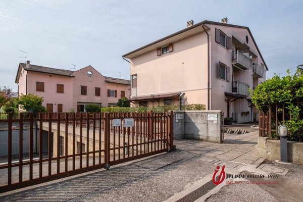 appartamento in vendita a Villafranca di Verona in zona Dossobuono