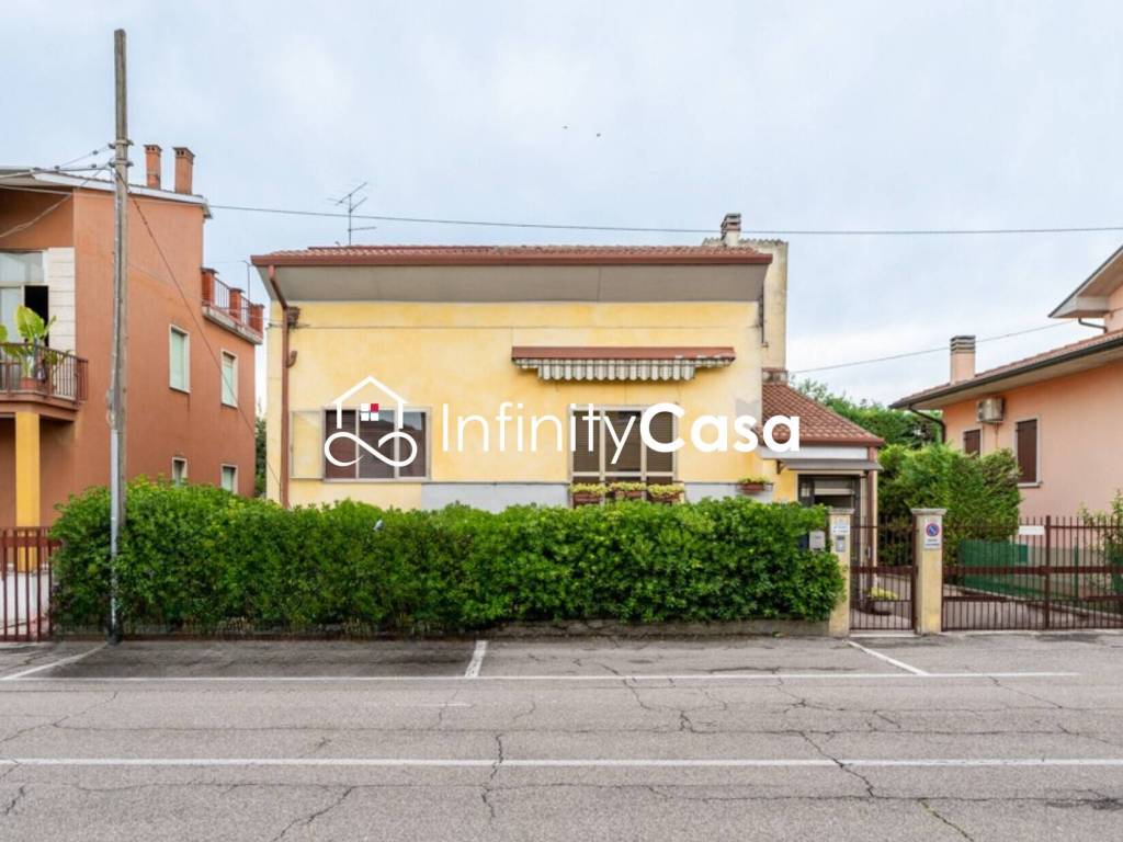 casa indipendente in vendita a Villafranca di Verona