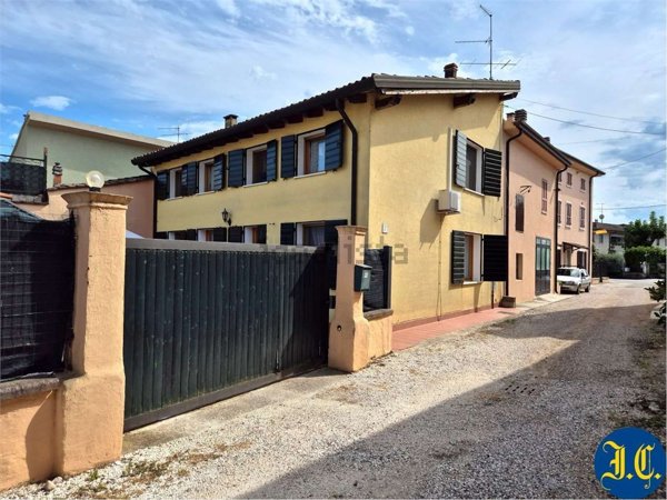 casa indipendente in vendita a Villafranca di Verona
