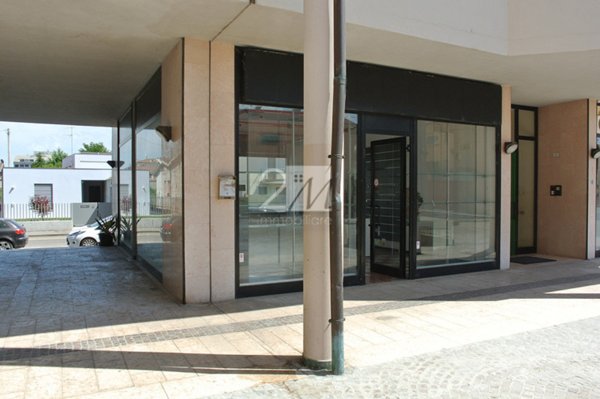 negozio in vendita a Villafranca di Verona
