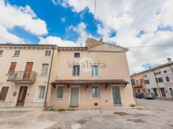 casale in vendita a Villafranca di Verona in zona Quaderni