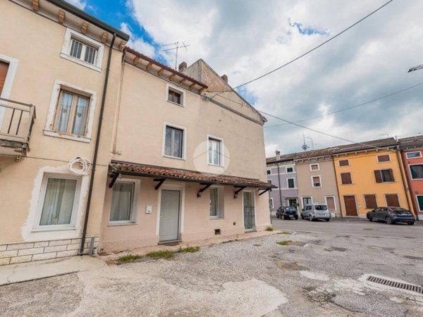 casa indipendente in vendita a Villafranca di Verona