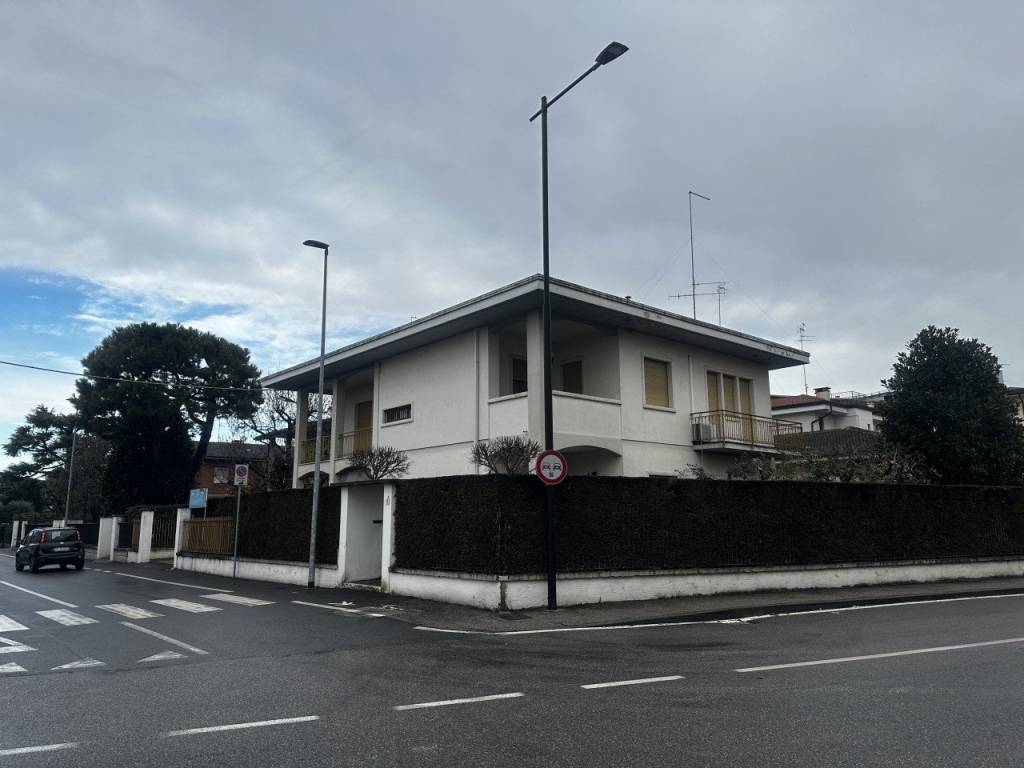 casa indipendente in vendita a Villafranca di Verona
