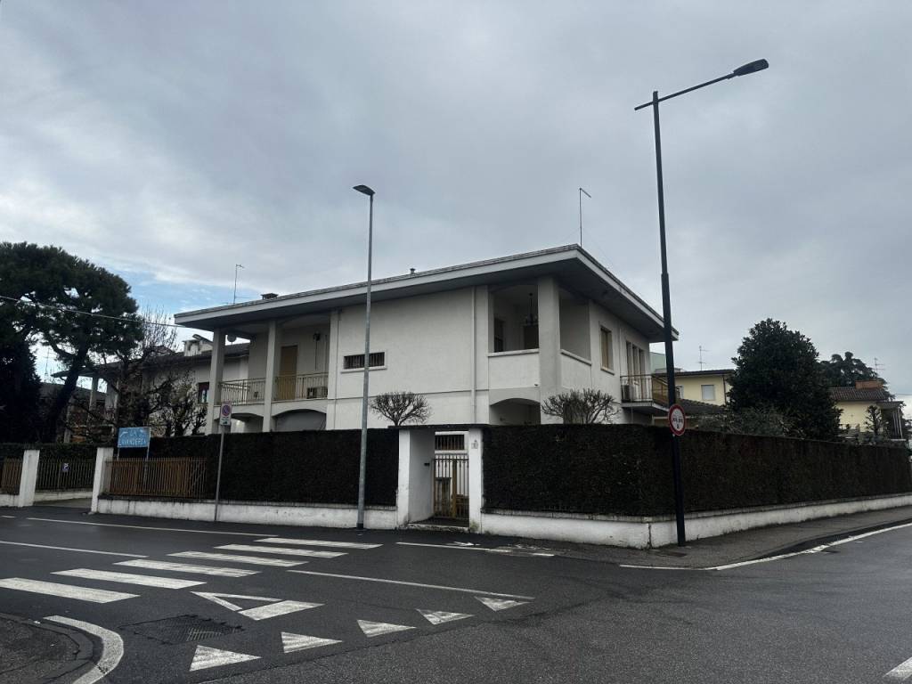 casa indipendente in vendita a Villafranca di Verona