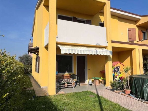 casa indipendente in vendita a Villafranca di Verona