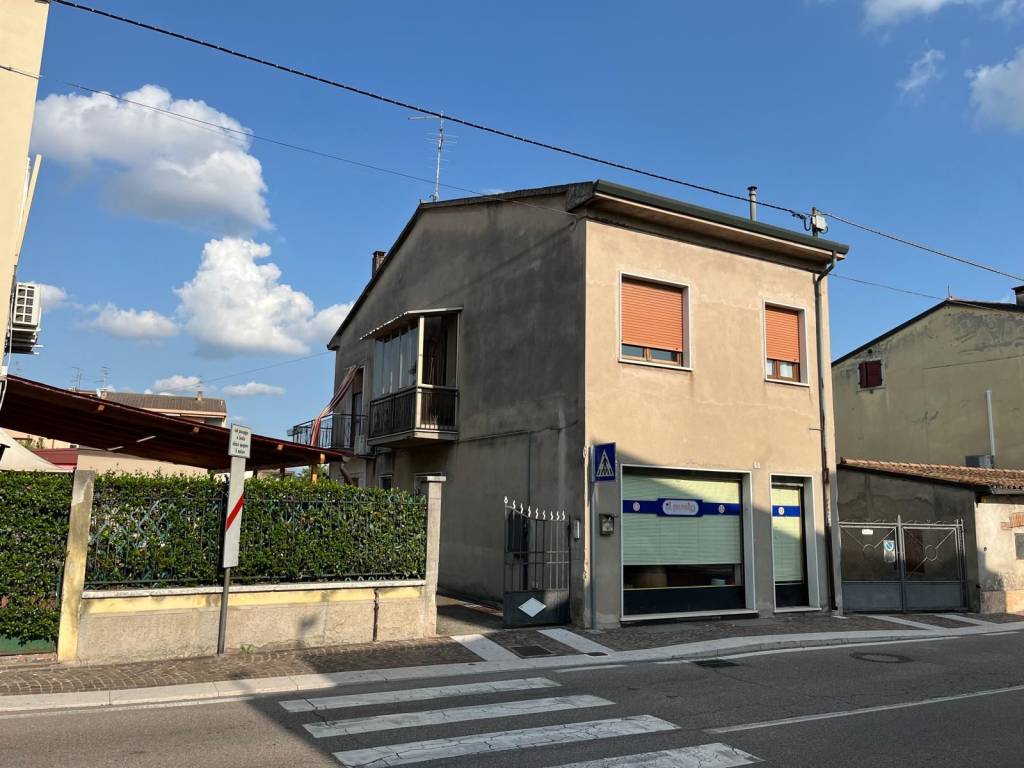 casa indipendente in vendita a Villafranca di Verona in zona Dossobuono