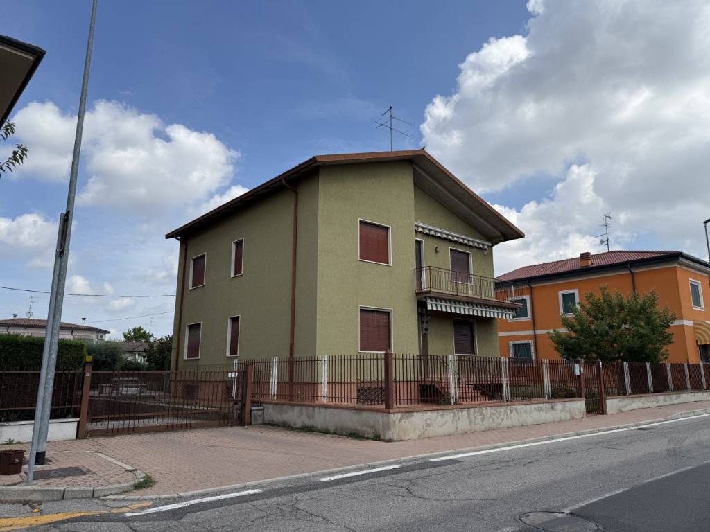 casa indipendente in vendita a Villafranca di Verona