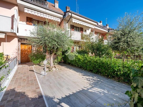 casa indipendente in vendita a Villafranca di Verona in zona Dossobuono