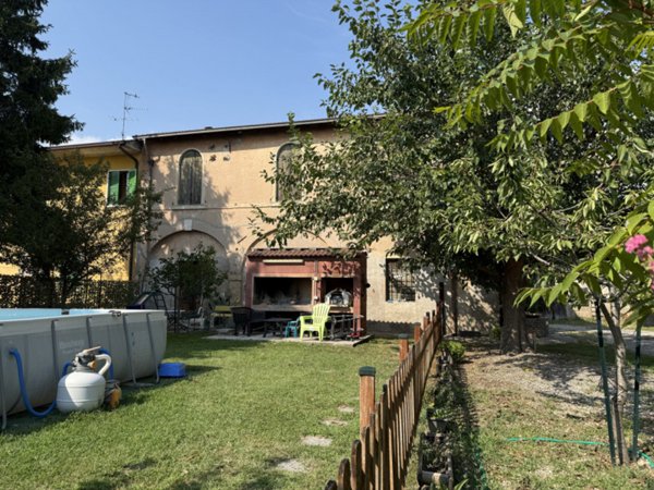 casale in vendita a Villafranca di Verona in zona Alpo