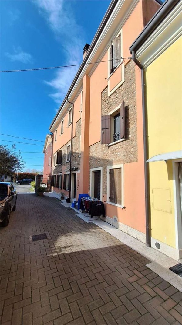 casa indipendente in vendita a Villafranca di Verona in zona Pizzoletta