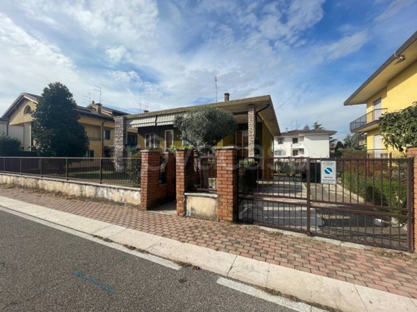 casa indipendente in vendita a Villafranca di Verona