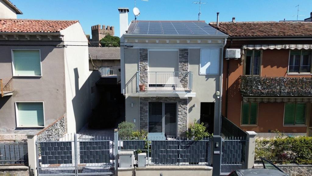 casa indipendente in vendita a Villafranca di Verona