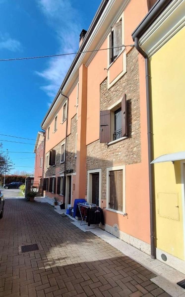 casa indipendente in vendita a Villafranca di Verona in zona Pizzoletta