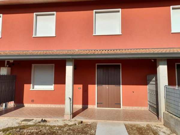 casa indipendente in vendita a Villafranca di Verona