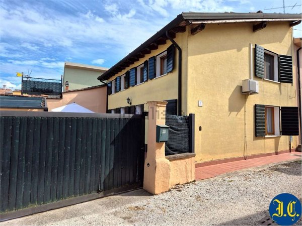 casa indipendente in vendita a Villafranca di Verona in zona Quaderni